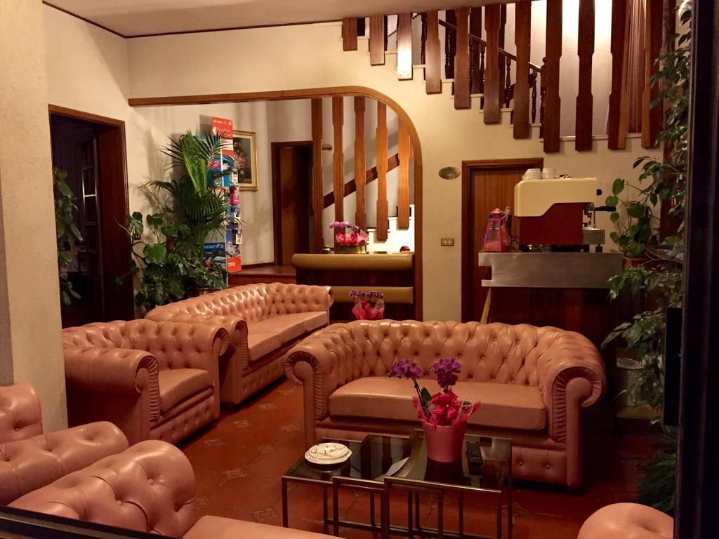 Meuble Lariana Hotel Белариа-Игеа Марина Екстериор снимка